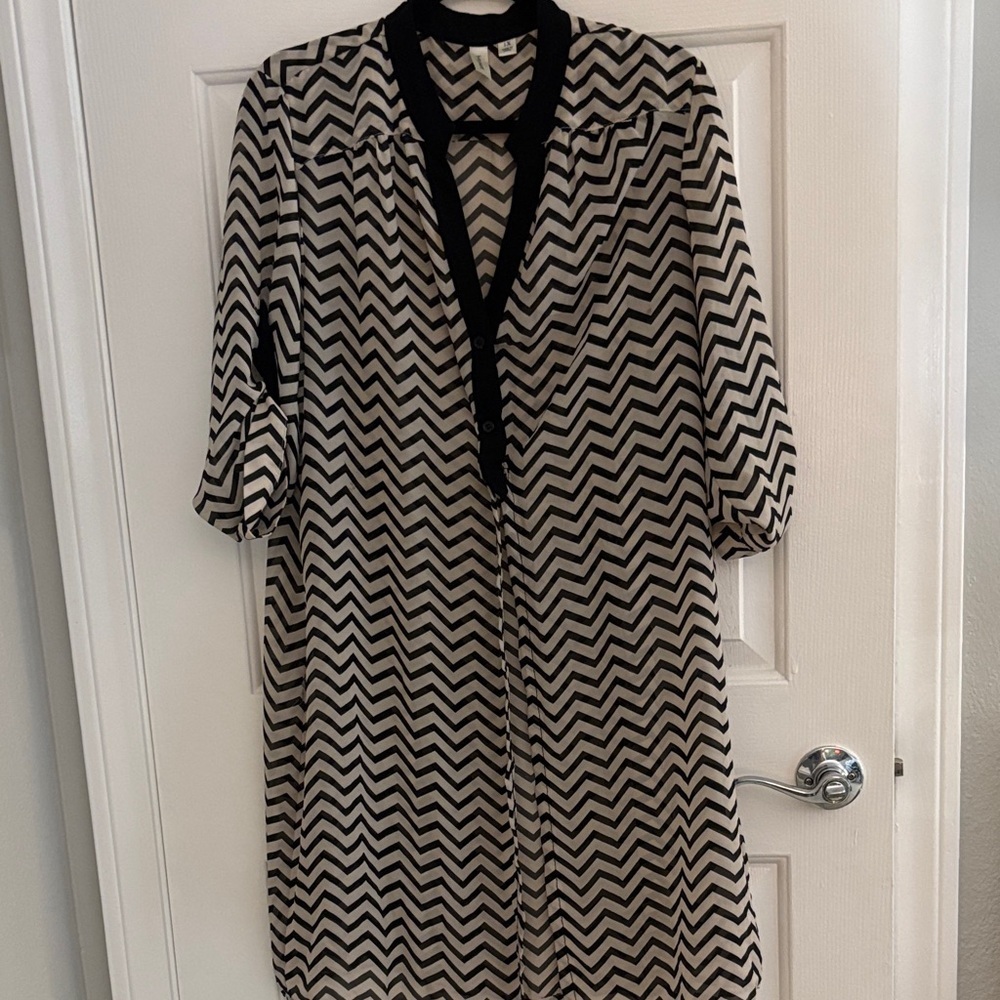 Chevron Print Button-Front Duster  in Black and Cream